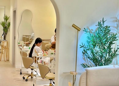 Relaxing interior of Off White Salon & Spa in Abu Dhabi, AE, featuring elegant decor and peaceful ambiance.