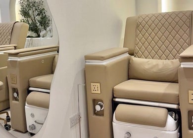 Comfortable pedicure chair at Off White Salon & Spa, Abu Dhabi, AE, offering a luxurious spa experience.