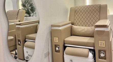 Comfortable pedicure chair at Off White Salon & Spa, Abu Dhabi, AE, offering a luxurious spa experience.