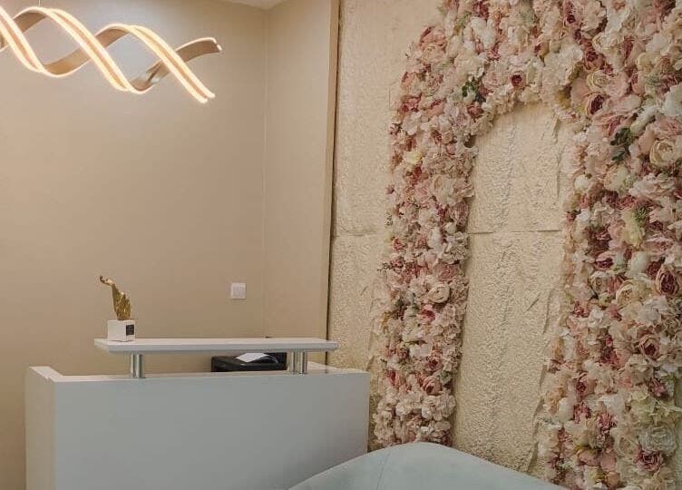 Elegant reception area with floral decor at Moora Beauty Salon, Dubai, Dubai, AE.