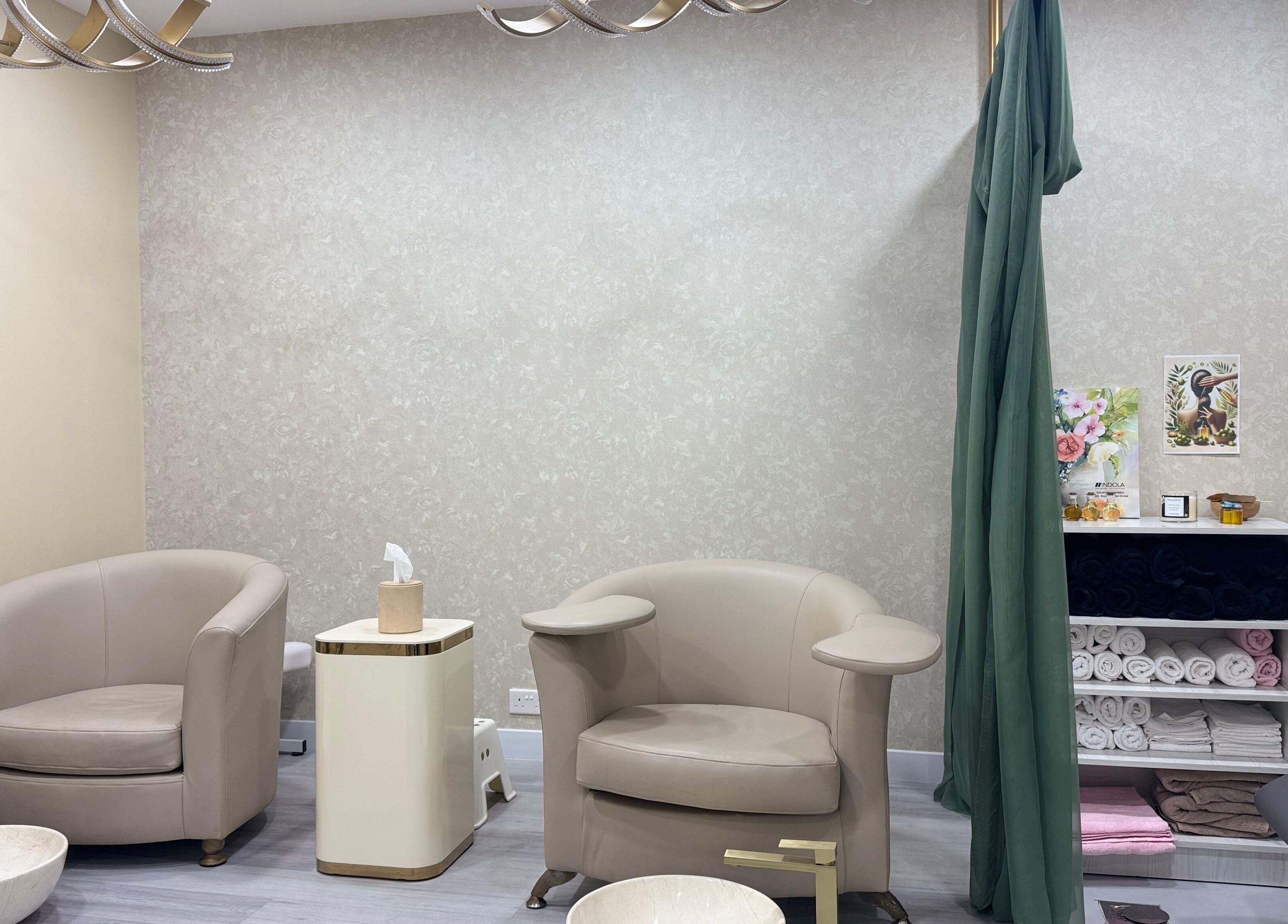 Relaxing seating area at Moora Beauty Salon, Dubai, Dubai, AE with plush chairs and organized towels.