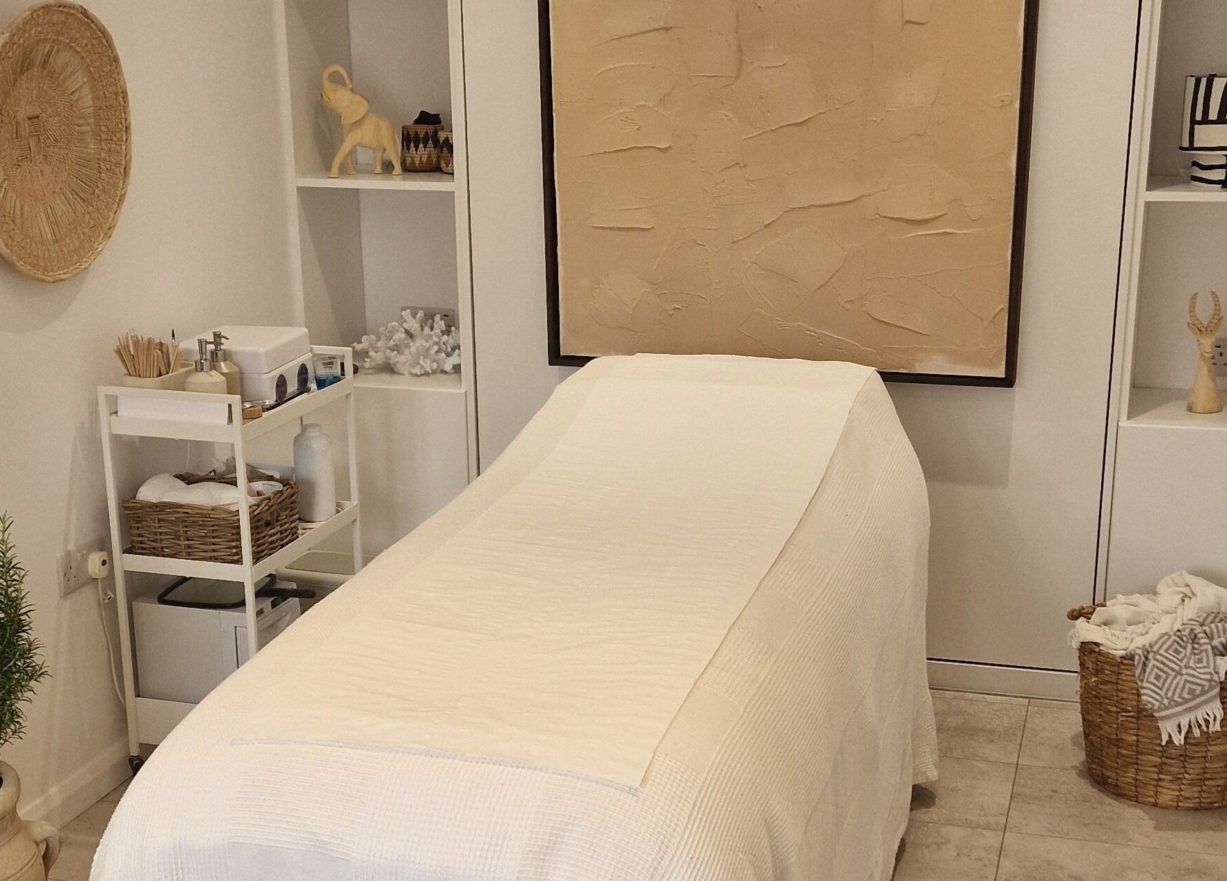 Relaxing treatment room at Klae Beauty, Camberley, England, GB with cozy decor and elegant details.