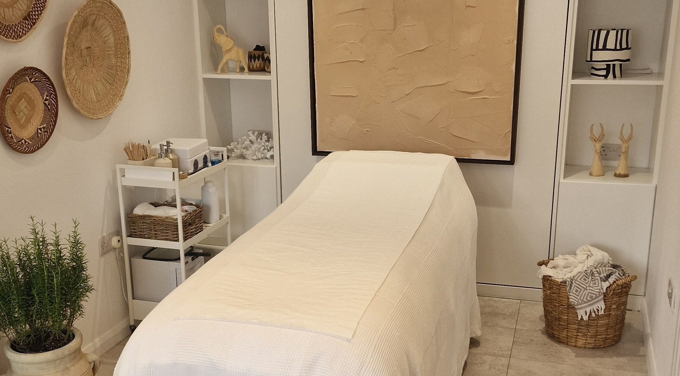 Relaxing treatment room at Klae Beauty, Camberley, England, GB with cozy decor and elegant details.