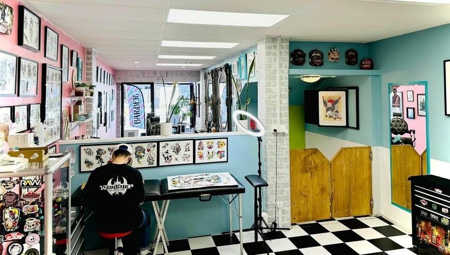 Busters Tattoo and Barbershop – obraz 1