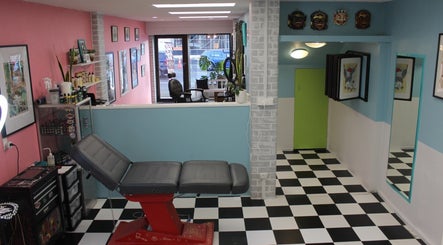 Busters Tattoo and Barbershop Bild 2