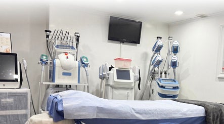 Advanced treatment room at Shape Zone London featuring cutting-edge equipment, located in London, England, GB.