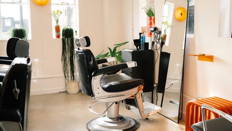 Stylish barber chair at Lume Hair Studio | Netil Lane in London, England, GB with modern decor.
