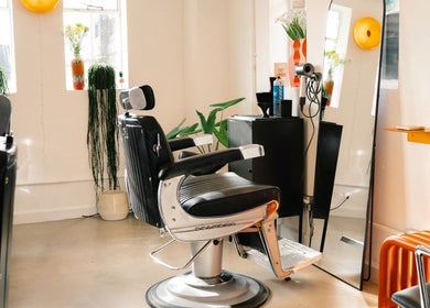 Stylish barber chair at Lume Hair Studio | Netil Lane in London, England, GB with modern decor.