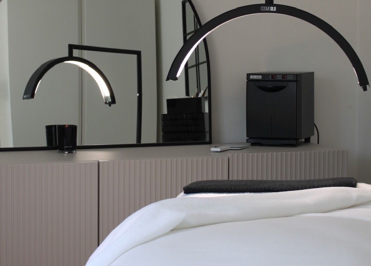 Just Do Fab's serene treatment room in Brighton And Hove, England, GB, featuring modern lighting.