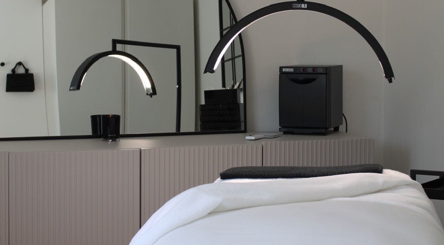 Just Do Fab's serene treatment room in Brighton And Hove, England, GB, featuring modern lighting.