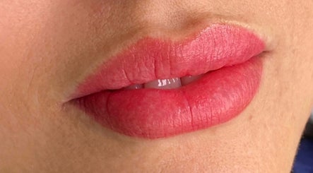 Labios rosados perfectamente cuidados en Pelu Studio Machalí, Machalí, O'higgins, CL.