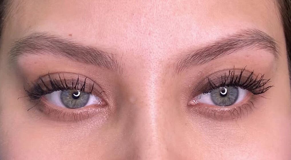 Primer plano de ojos destacados en Pelu Studio Machalí, Machalí, O'higgins, CL, mostrando un maquillaje impecable.