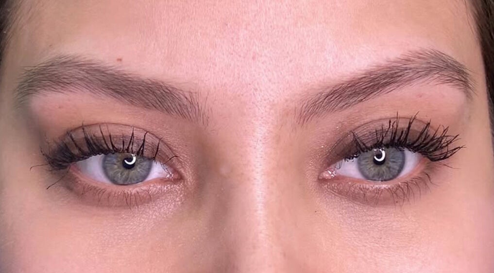 Primer plano de ojos maquillados en Pelu Studio Machalí, Machalí, O'higgins, CL.