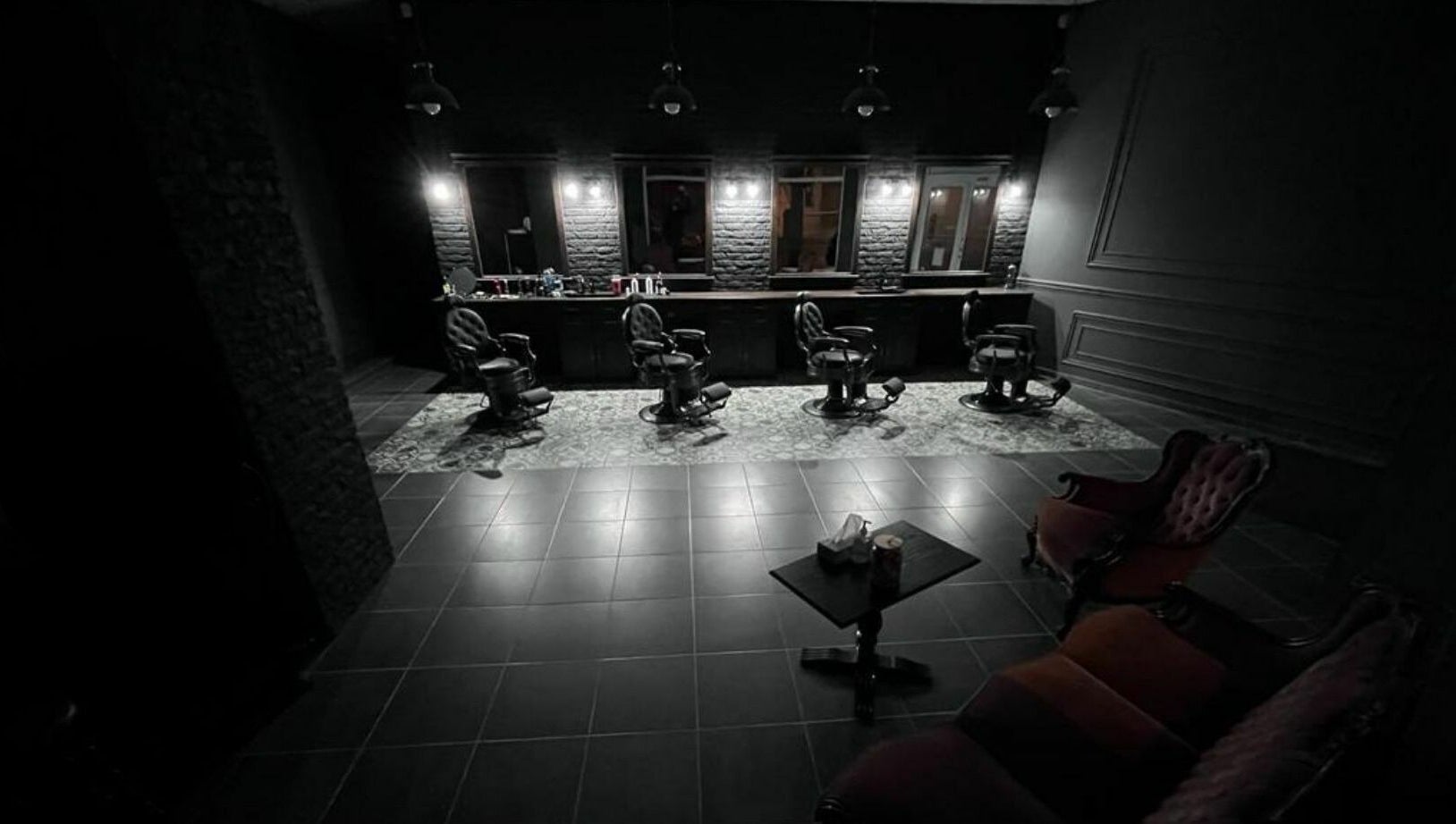 Interiorul modern al Identity Barber Shop din Cluj-Napoca, România, RO, cu scaune confortabile și decor elegant.