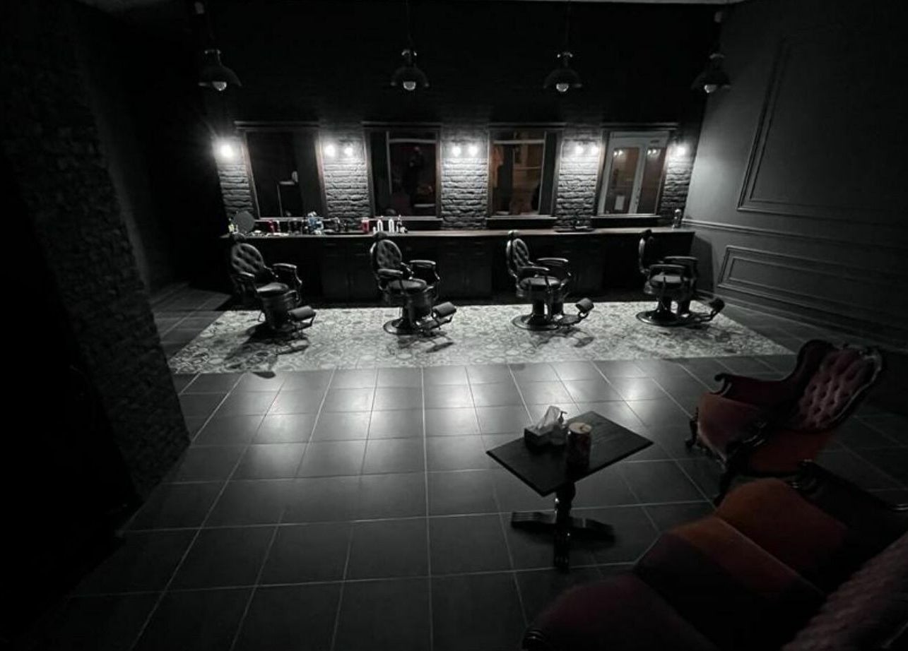 Interiorul modern al Identity Barber Shop din Cluj-Napoca, România, RO, cu scaune confortabile și decor elegant.