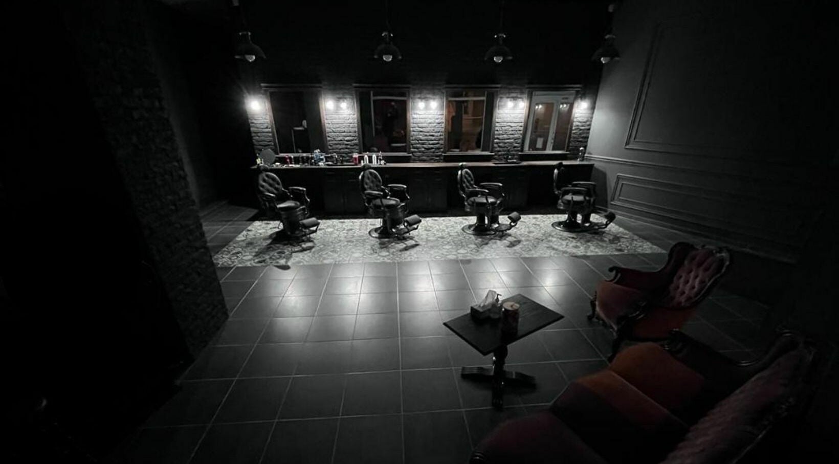 Interiorul modern al Identity Barber Shop din Cluj-Napoca, România, RO, cu scaune confortabile și decor elegant.