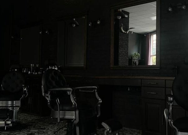 Interior elegant al Identity Barber Shop în Cluj-Napoca, România, RO, cu scaune de frizerie stilate.