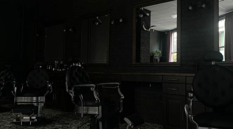 Interior elegant al Identity Barber Shop în Cluj-Napoca, România, RO, cu scaune de frizerie stilate.