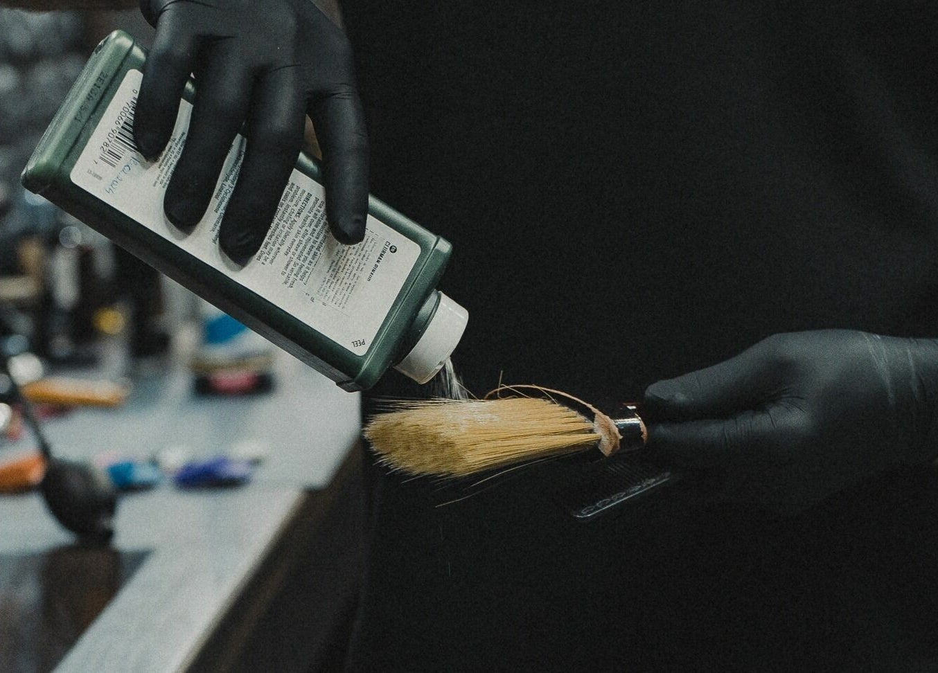 Preparare pensulă la Identity Barber Shop, Cluj-Napoca, România, RO, pentru un bărbierit tradițional.