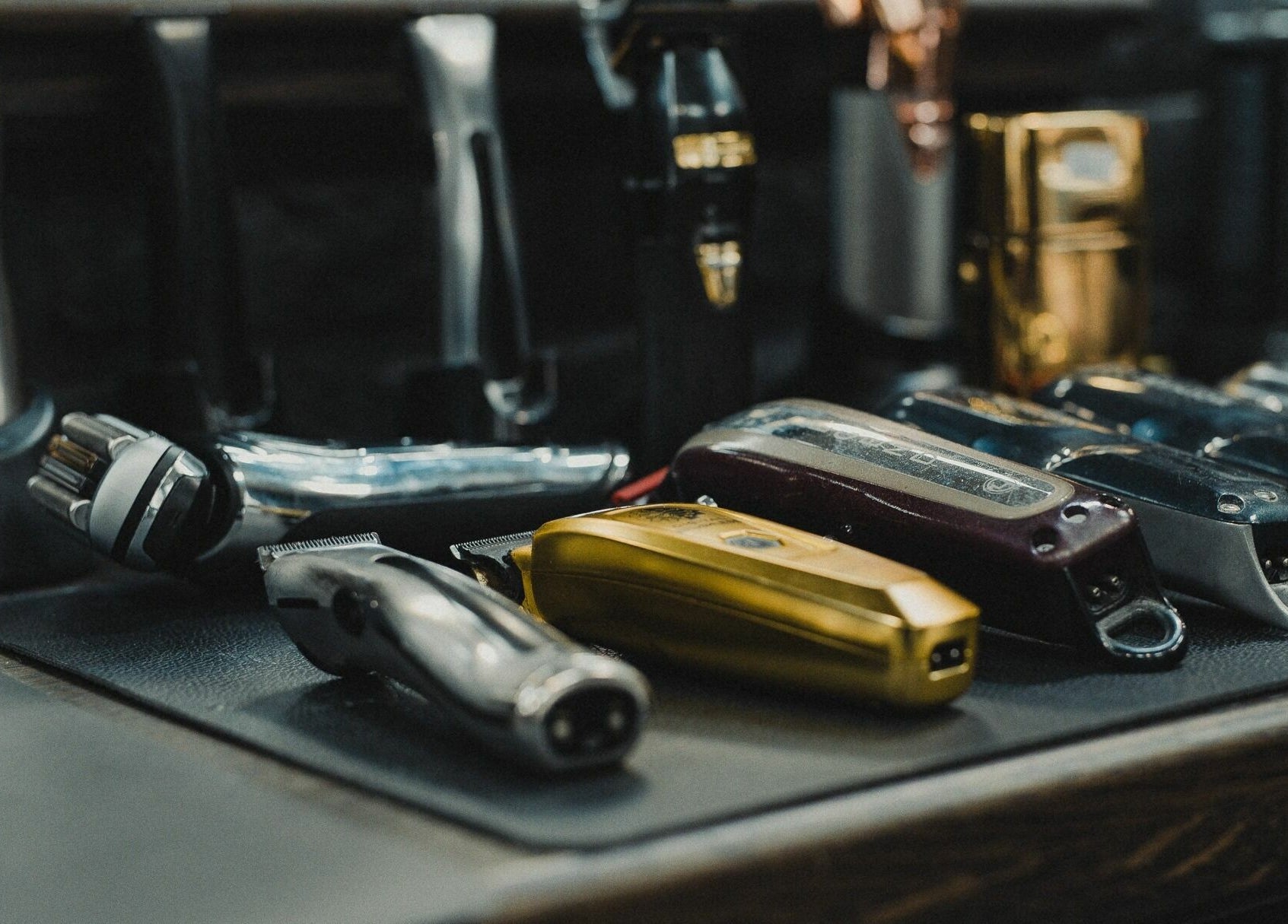 Unelte de tuns profesioniste la Identity Barber Shop, Cluj-Napoca, România, RO, pregătite pentru servicii excepționale.