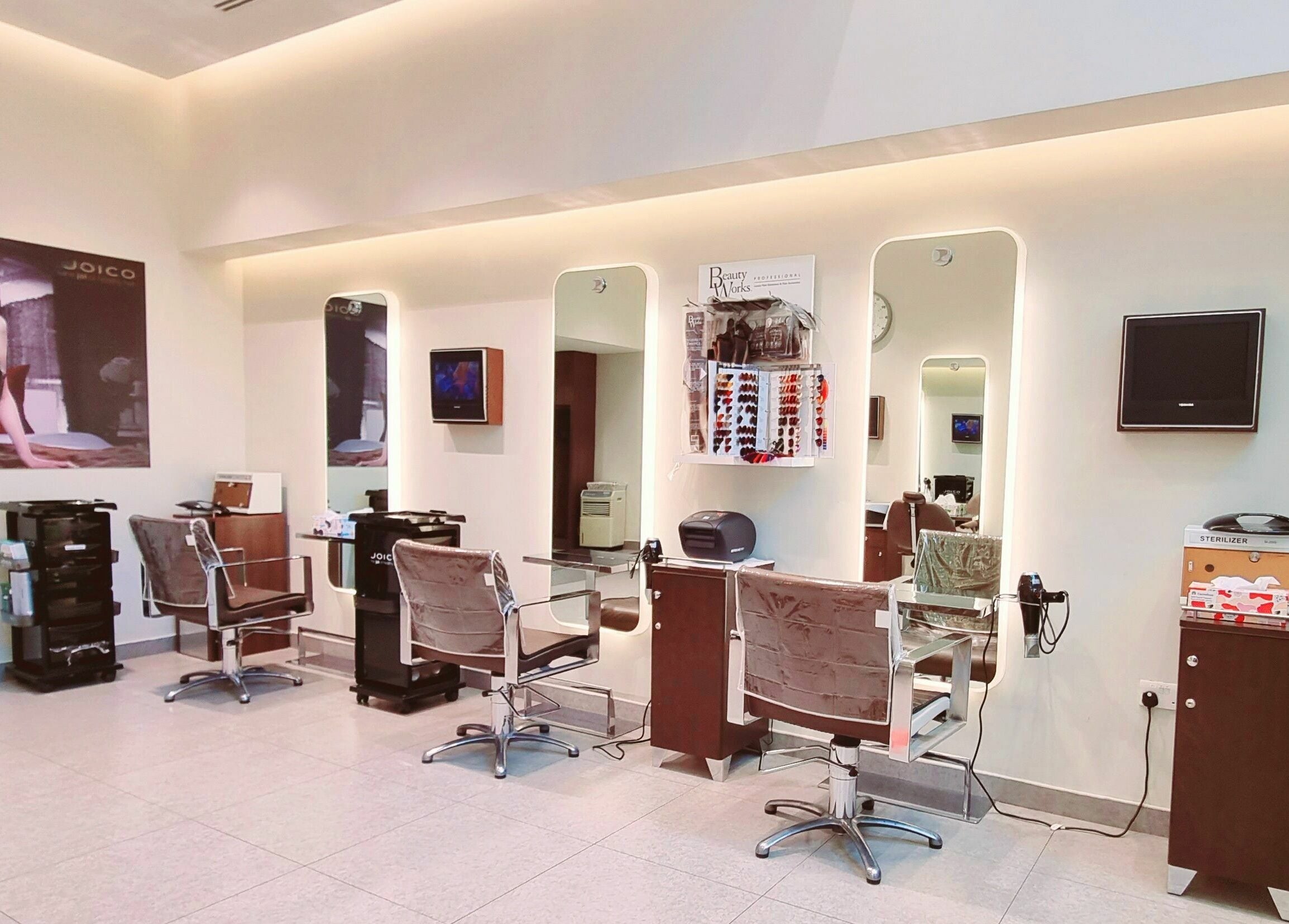 Amaya Salon and Spa's modern styling stations with mirrors and chairs in Dubai, AE, reflecting luxury and comfort.