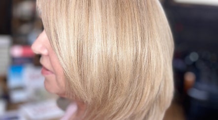 Elegant blonde hairstyle at Elite Luster by Mandie in San Antonio, Texas, US showcasing silky, smooth strands.