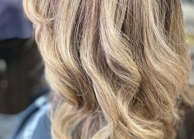 Blonde wavy hair styled at Elite Luster by Mandie, San Antonio, Texas, US showcasing vibrant color and texture.