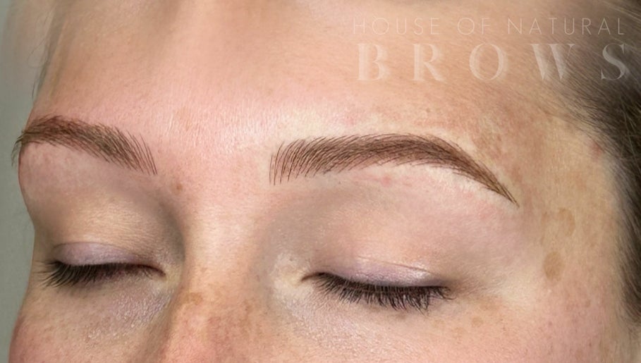 House of Natural Brows in Reigate, Surrey – obraz 1