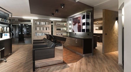Intérieur moderne et élégant du salon Les Mots d’Elle à Conthey, Valais, CH.