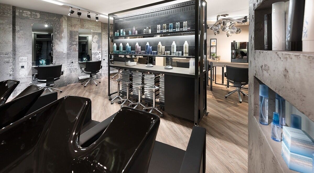 Intérieur moderne et chic du salon Les Mots d’Elle à Conthey, Valais, CH, avec postes de coiffure.