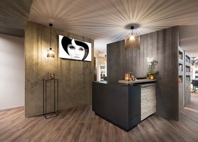 Réception élégante de Les Mots d’Elle à Conthey, Valais, CH, avec décoration moderne et éclairage chaleureux.