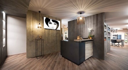 Réception élégante de Les Mots d’Elle à Conthey, Valais, CH, avec décoration moderne et éclairage chaleureux.