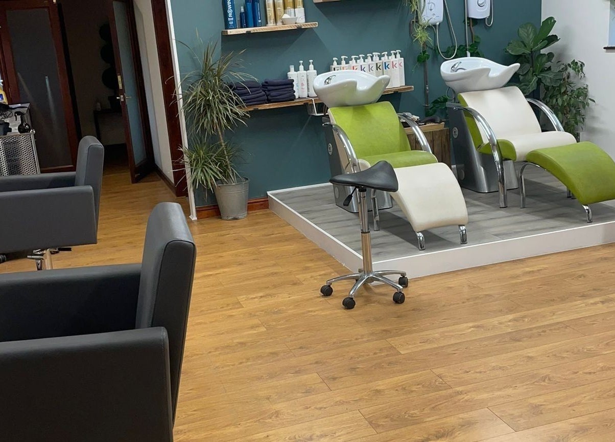 Modern salon interior at Dovecote Hair Studio (Ice) in Oxford, England, GB with sleek wash stations and seating.