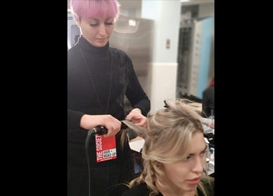 Stylist crea look elegante a Elegance Parrucchieri, Pescara, Italia, IT.
