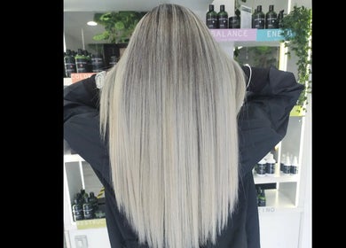 Capelli biondi lisci a Elegance Parrucchieri, Pescara, Italia, IT, illuminati dalla luce naturale.