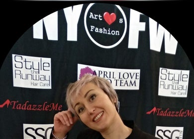 Donna sorridente nel backstage dell'evento fashion a 'Elegance Parrucchieri', Pescara, Italia, IT.