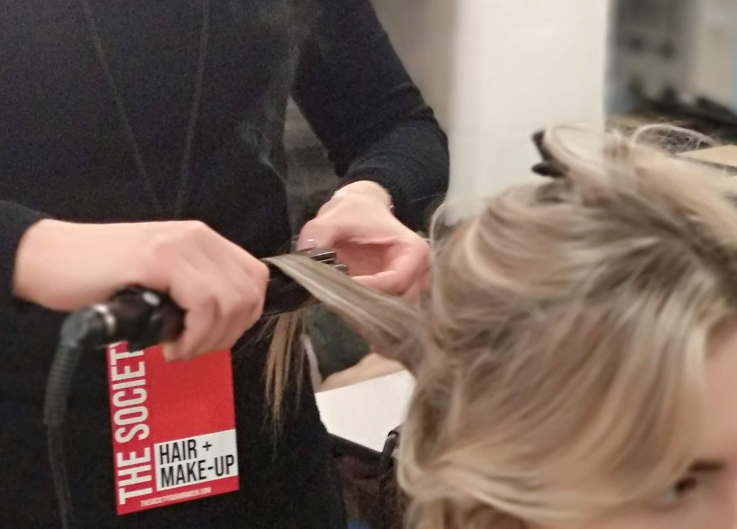 Styling capelli presso Elegance Parrucchieri, Pescara, Italia, IT, sessione di bellezza in corso.