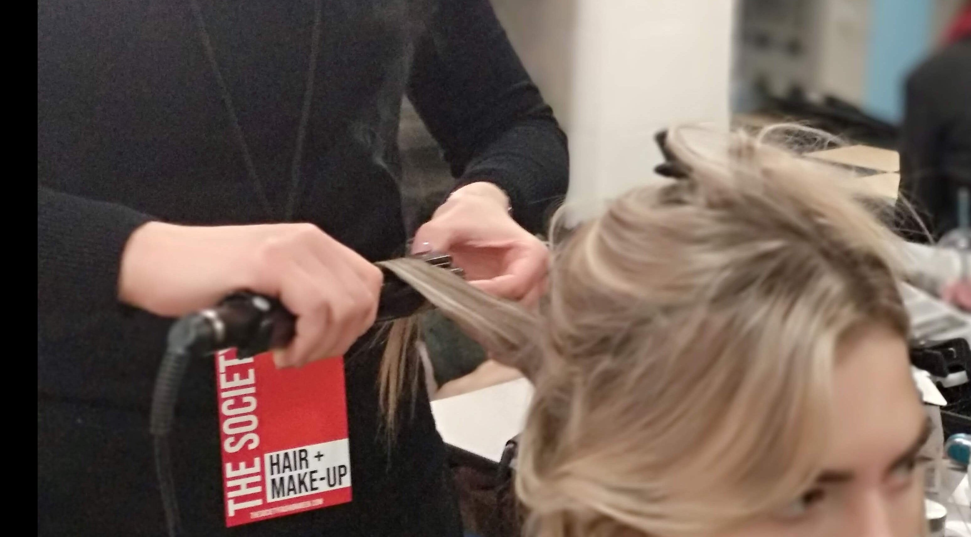 Styling capelli presso Elegance Parrucchieri, Pescara, Italia, IT, sessione di bellezza in corso.