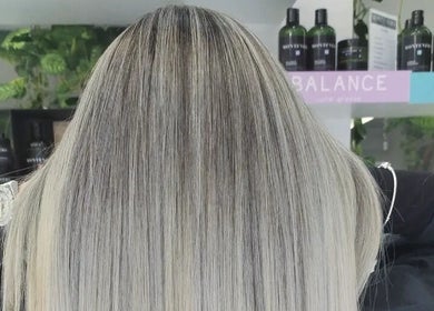 Capelli biondi e lisci presso Elegance Parrucchieri, Pescara, Italia, IT.