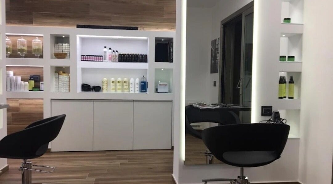 Interni di Montenero Hairstylist a Pescara, Abruzzo, IT con arredamento moderno e prodotti per capelli.