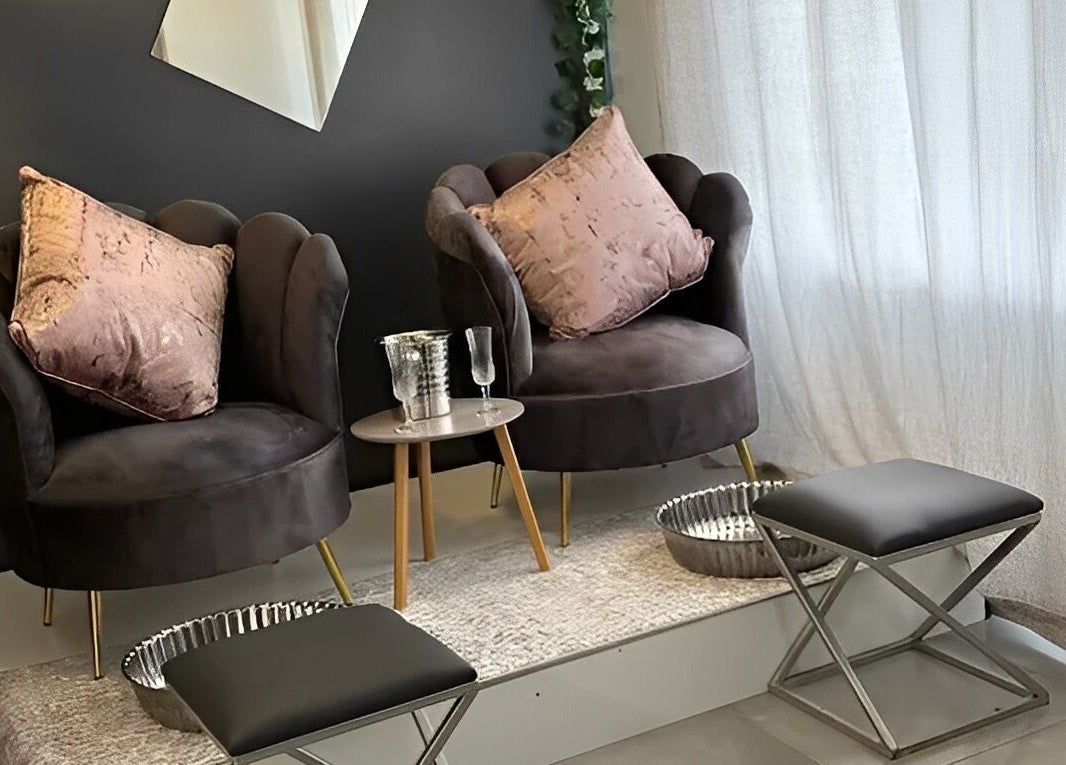 Elegant seating area at 10ing Heads Salon, Vanderbijlpark, Gauteng, ZA with plush chairs and decor.
