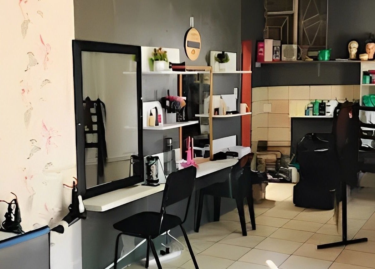 10ing Heads Salon in Vanderbijlpark, Gauteng, ZA features modern styling stations and chic decor.