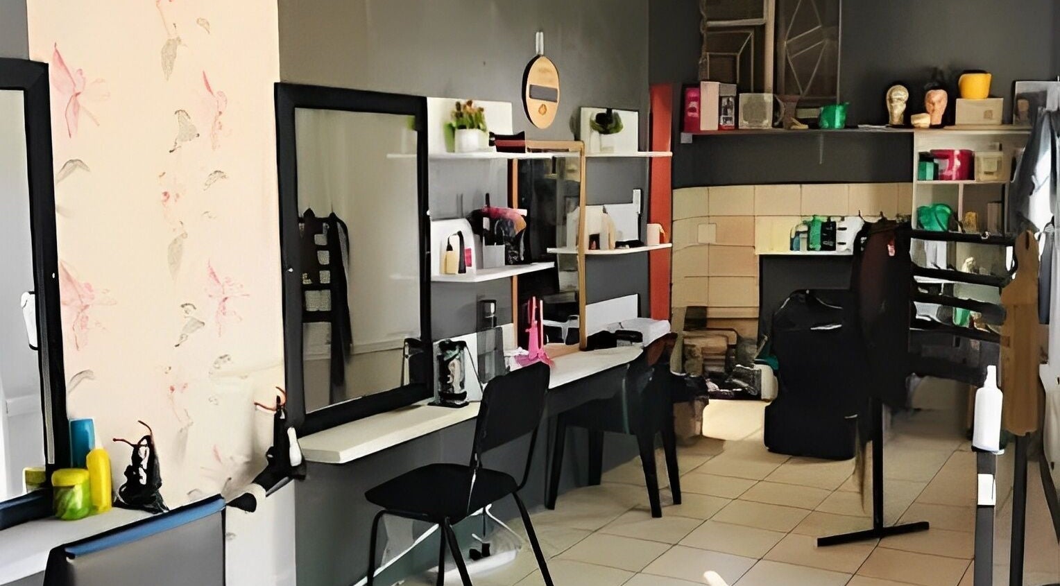 10ing Heads Salon in Vanderbijlpark, Gauteng, ZA features modern styling stations and chic decor.