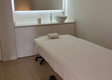 Sala de tratamiento en Teresa Arrieta, Lloret De Mar, Catalunya, ES con cama de masaje blanca.