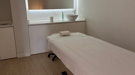 Sala de tratamiento en Teresa Arrieta, Lloret De Mar, Catalunya, ES con cama de masaje blanca.