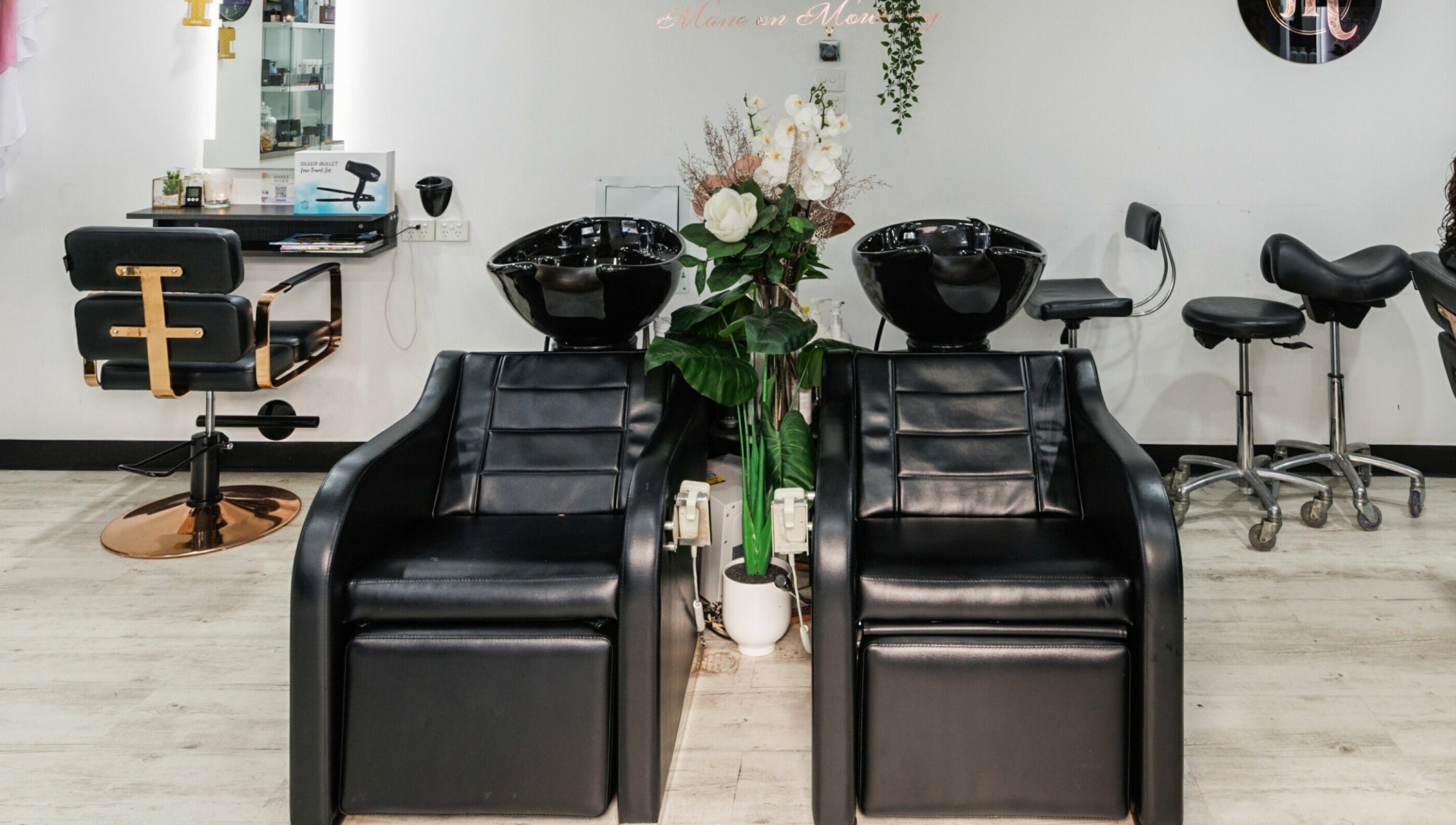 Modern wash stations at Mane On Mowbray, East Brisbane, Queensland. Elegant design and comfortable seating.