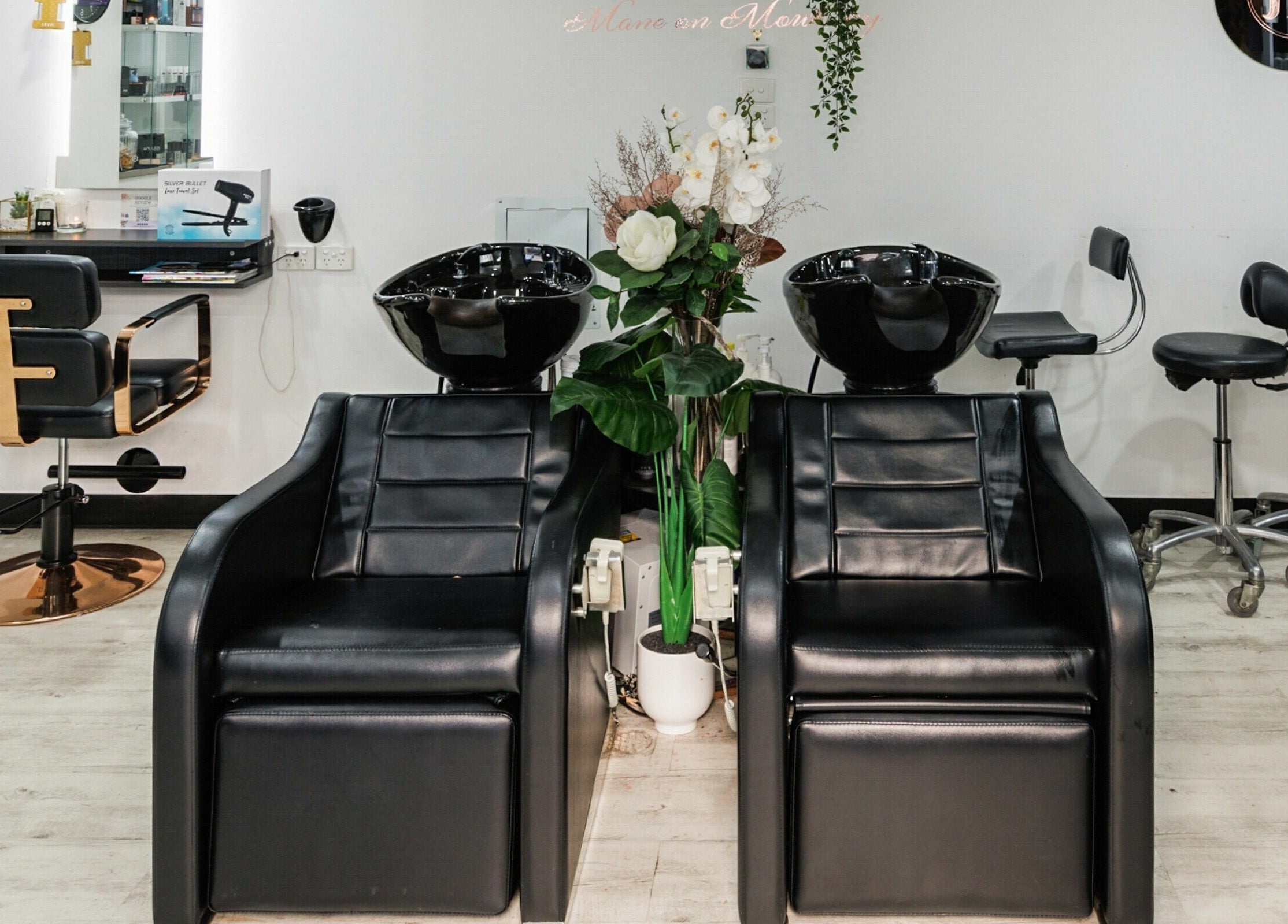 Modern wash stations at Mane On Mowbray, East Brisbane, Queensland. Elegant design and comfortable seating.