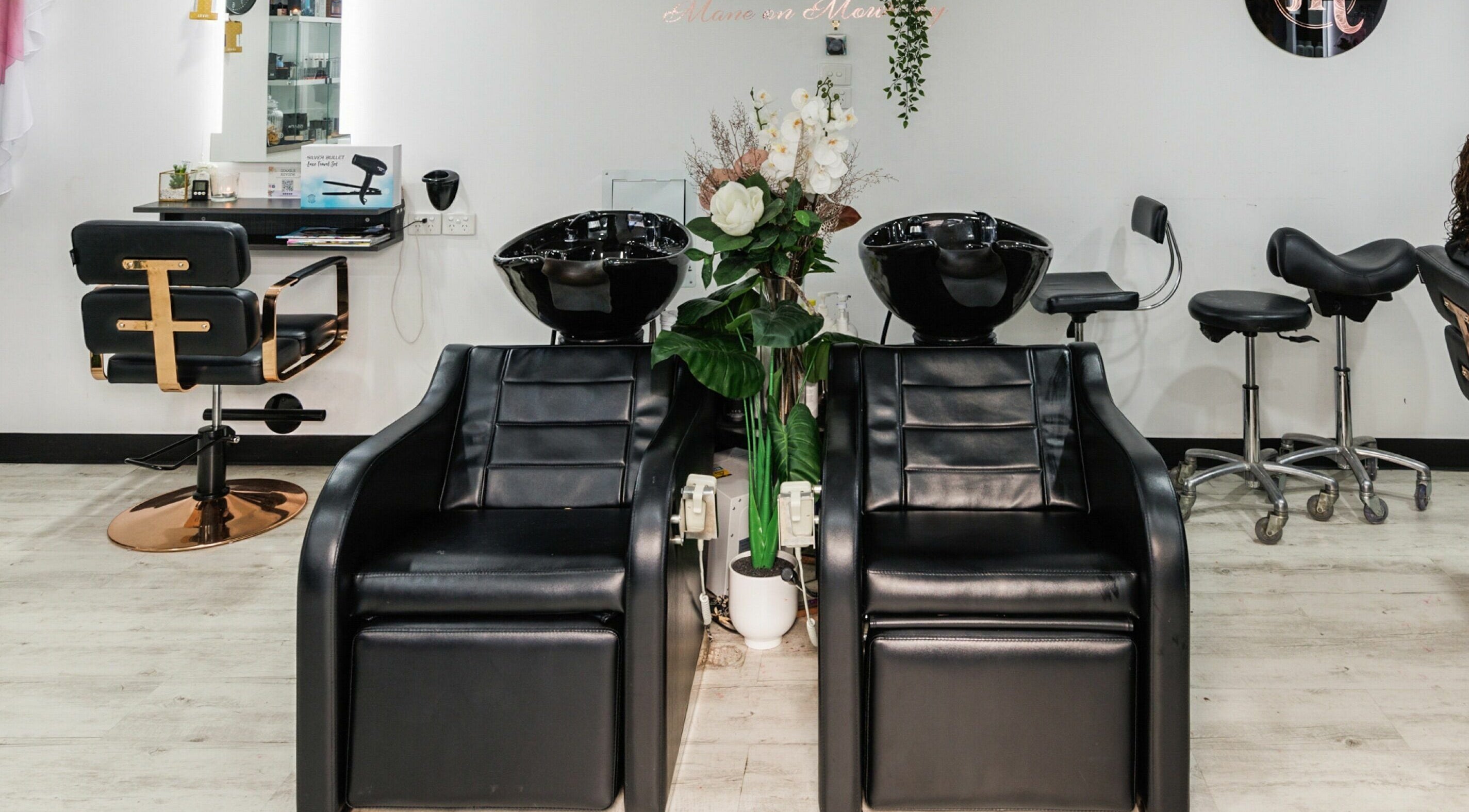 Modern wash stations at Mane On Mowbray, East Brisbane, Queensland. Elegant design and comfortable seating.