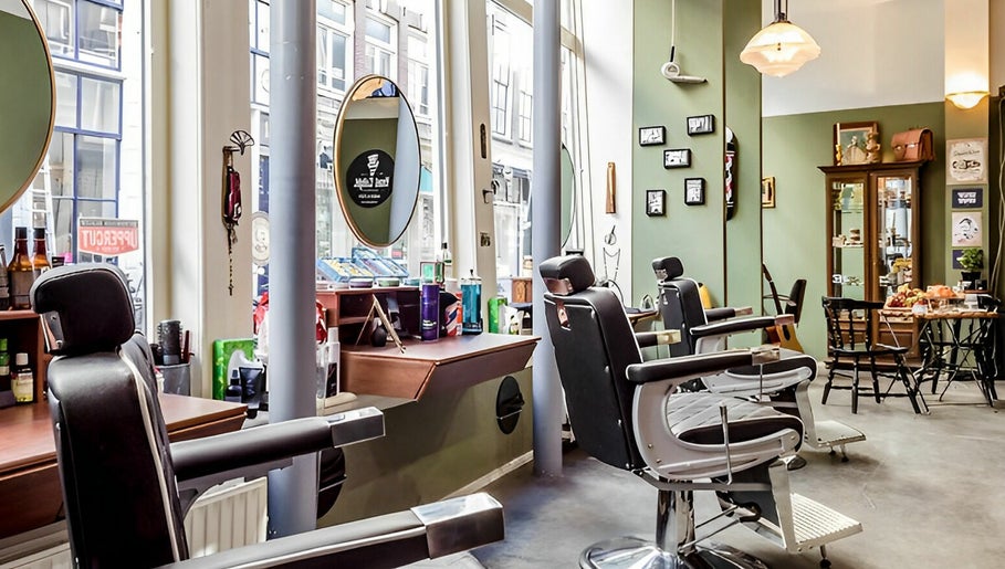 Εικόνα Head Enlight District - Barbershop & Concept Store 1