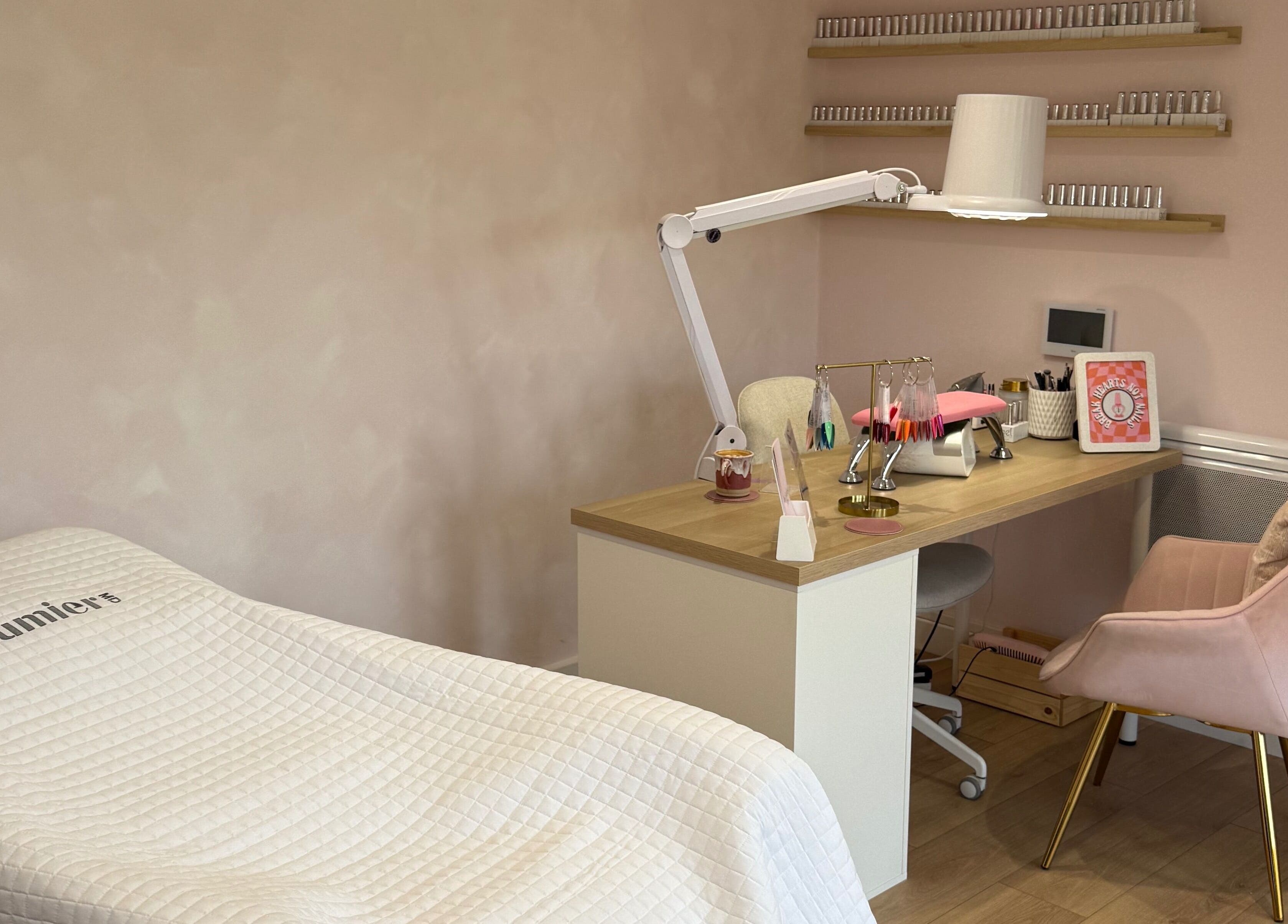 Pink Studios' cozy treatment room in Middlesbrough, England, GB with a pastel modern design.